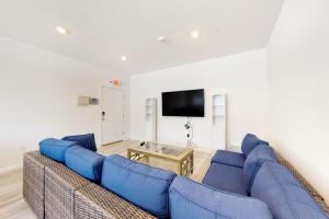 柏斯海滩21 Rehoboth Beach House --- 20494 Coastal Highway, Unit #21的客厅配有蓝色的沙发和电视
