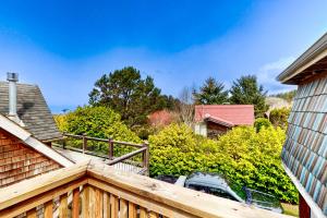 卡农海滩Cannon Beach Cottage的房屋的阳台享有风景。