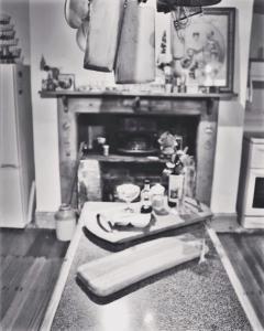 AngastonBarossa Valley’s Captain Rodda’s Cottage的一张黑白相间的壁炉厨房照片
