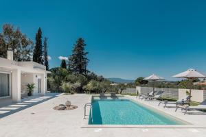 扎金索斯镇Melissia Luxury Villa的别墅设有游泳池和庭院家具。
