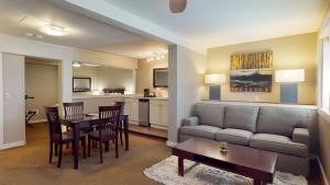 星期五港鸟岩酒店的客厅配有沙发和桌椅