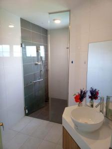 吉隆坡ARH Home KLCC的一间带水槽和玻璃淋浴的浴室