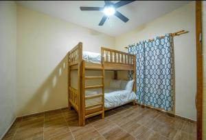 哈拉瓦科阿VillaLunaCaridad的客房配有双层床和吊扇。