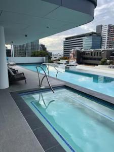 布里斯班New 3 Bed Penthouse Resort style complex的建筑物屋顶上的游泳池