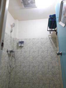 纳闽巴霍AG HOME STAY的带淋浴的浴室(铺有瓷砖地板)