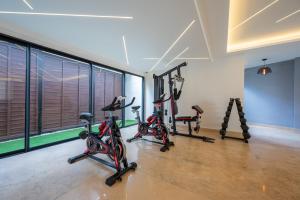 科苏梅尔Kippal - Modern Oasis - ApartHotel的健身房,提供自行车和健身器材