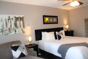 南太浩湖埃尔德酒店的酒店客房,设有两张床和一张沙发