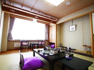 藏王温泉石清水季之里料理旅馆的用餐室配有桌子和紫色软垫椅子