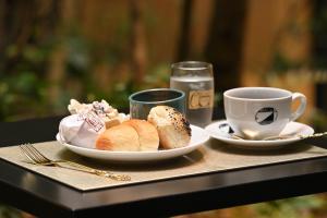 京都Prince Smart Inn Kyoto Sanjo的一张桌子,上面放着一盘面包和一杯咖啡