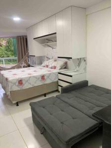 康德Flat Beira Mar Carapibus的一间卧室配有一张床和一张书桌