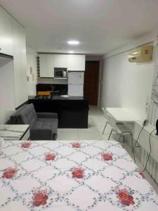 康德Flat Beira Mar Carapibus的小房间设有床和厨房