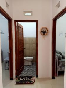 日惹rindoe jogja holiday home的一间带卫生间和开放式门的浴室