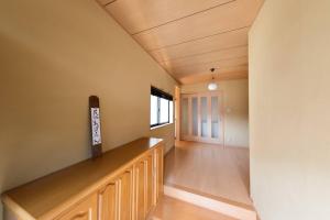 郡上市あぽろん的客厅设有木制天花板和走廊