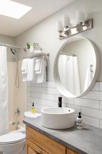 Crescent Valley3BR, 2 bath w/ HOT TUB on private view balcony & AC的白色的浴室设有水槽和镜子