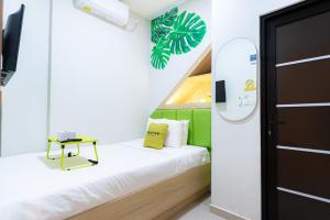 JabiUrbanview Hotel R House Batam的小房间设有一张床和一张桌子