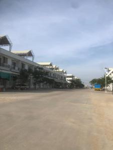 Phumĭ Kândal (2)Your living & working sanctuary near Phnom Penh的大楼旁边的空停车位