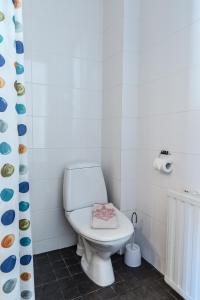 罗瓦涅米博瑞李斯宾馆的一间位于客房内的白色卫生间的浴室