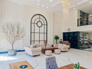 头顿Sabina Luxury Boutique Hotel & Villa的客厅配有白色家具和吊灯。