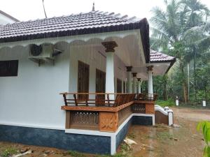 PalaKizhakkethottam Homestays-River View Villa的前面设有阳台的房子