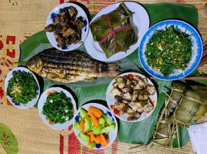 河江Tay Farmhouse的桌上一盘带鱼和蔬菜的食物