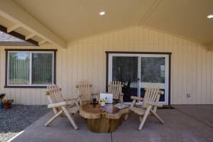 马里波萨Cozy Cub Cabin, brand new home near Yosemite的庭院配有木桌和四把椅子