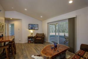 马里波萨Cozy Cub Cabin, brand new home near Yosemite的客厅配有沙发和桌子