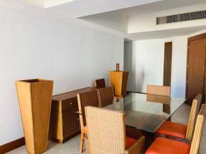 伊斯塔帕Condominio en Ixtapa frente a la playa的一间设有玻璃桌和椅子的用餐室