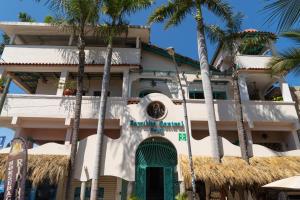 萨尤利塔Sayulita Central Hotel的一座棕榈树建筑