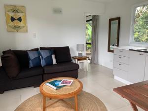 拉罗汤加缅因度假屋的客厅配有沙发和桌子