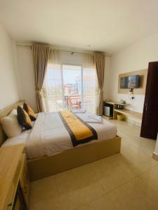 万荣Downtown Vang Vieng Hotel的一间卧室设有一张床和一个大窗户