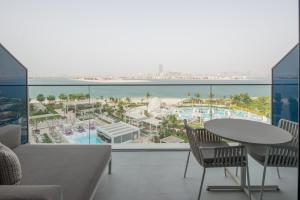 迪拜W Dubai - The Palm的从度假村的阳台上可欣赏到游泳池的景色