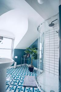 科芙Modern Penthouse Apartment in Cobh Town的带淋浴和盆栽的浴室