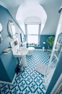 科芙Modern Penthouse Apartment in Cobh Town的蓝色的浴室设有水槽和卫生间