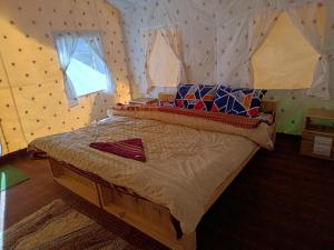 SaturangBaspa Valley Adventure Camp的一间卧室,卧室内配有一张大床