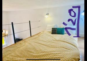 赫雷斯-德拉弗龙特拉Mini Loft Plaza España的一间卧室配有一张床铺,床上有毯子