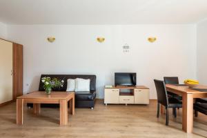 EmonaVilla Entre的客厅配有沙发和桌子