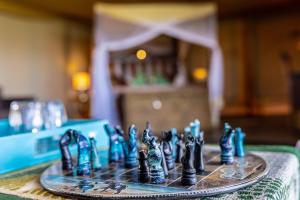 巴纳吉塞伦盖蒂狩猎山林小屋的桌子上的国际象棋盘