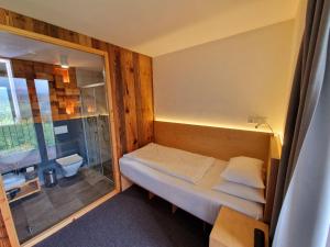 上贝奇瓦ENDEMIT Boutique Hotel & Spa的一间小卧室,配有一张床和一个玻璃窗