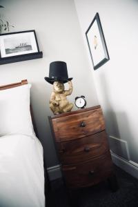 科芙A Stylish 2 Bed Apartment in Cobh Town - Lux Stay的泰迪熊坐在带顶帽的梳妆台上