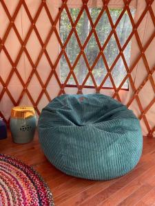彭延Heated & AC Yurt的圆豆袋椅,坐在蒙古包的地板上