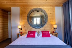 蒙特勒Le Coucou Hotel Restaurant & Lounge-Bar的一间卧室配有一张带两个红色枕头的床