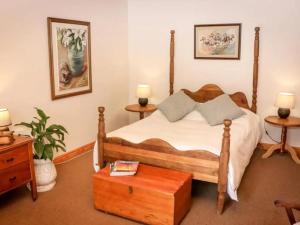 斯韦伦丹Place of Sonlight的一间卧室配有一张木架大床