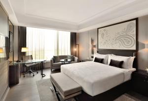 加尔各答加尔各答JW万豪酒店的酒店客房设有一张大床和一张书桌。