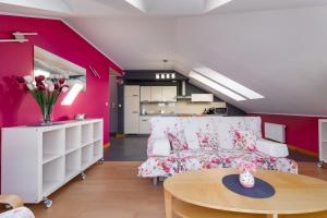 格里兹鲍Jantar Apartamenty - Spacerowa 38的客厅配有沙发和桌子
