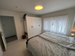 BrechtHoliday Home De Steenen Molen的一间卧室设有一张大床和一个窗户。