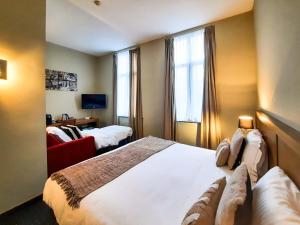 根特Hotel de Flandre Ghent的一间设有大床和窗户的酒店客房