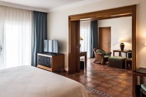 沙姆沙伊赫Jaz Sharm Dreams的酒店客房,配有床和电视