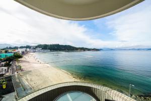 香港長洲華威酒店的享有海滩和大海的景色