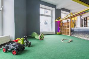 多特蒙德多特蒙德火车总站a＆o酒店的一间铺有绿色地毯和玩具车的儿童房