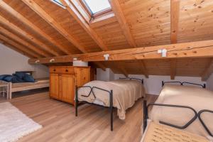 罗卡皮耶托雷Casa Narciso的配有木天花板的客房设有两张床。